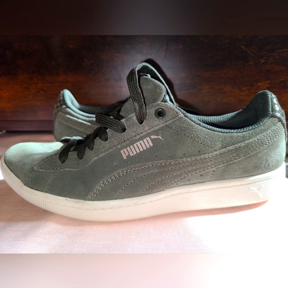 Puma women's Vikky green suede casual sneakers size  7 - Picture 1 of 12